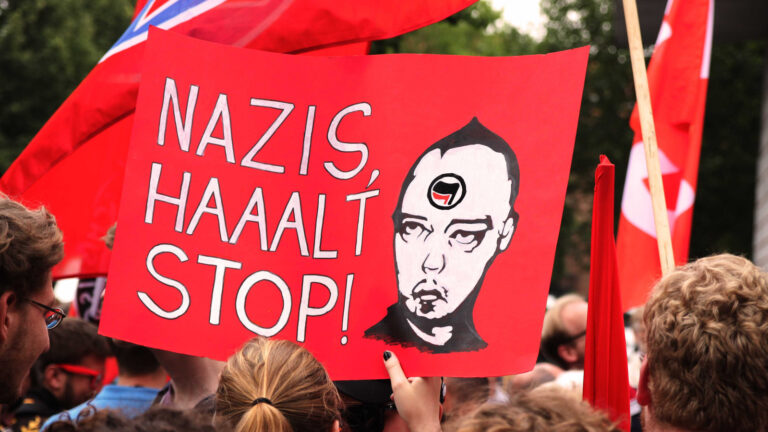 Das Wort des Jahres 2022: ENTNAZIFIZIERUNG